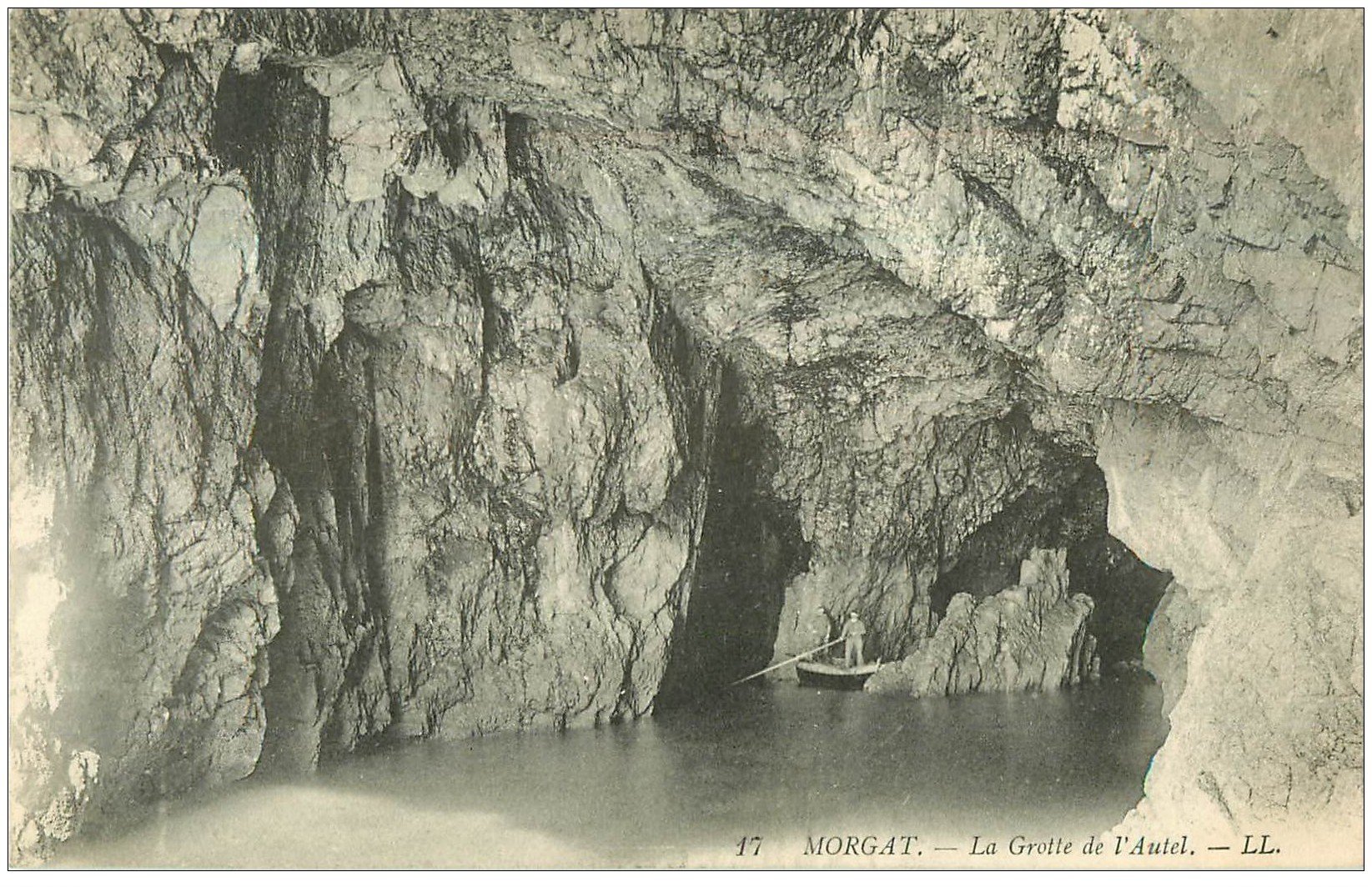 carte postale ancienne 29 MORGAT. Personnage Grotte de l'Autel