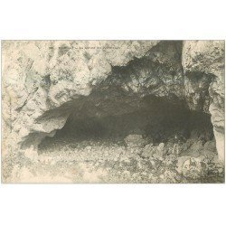 carte postale ancienne 29 MORGAT. Personnage Grotte des Normands