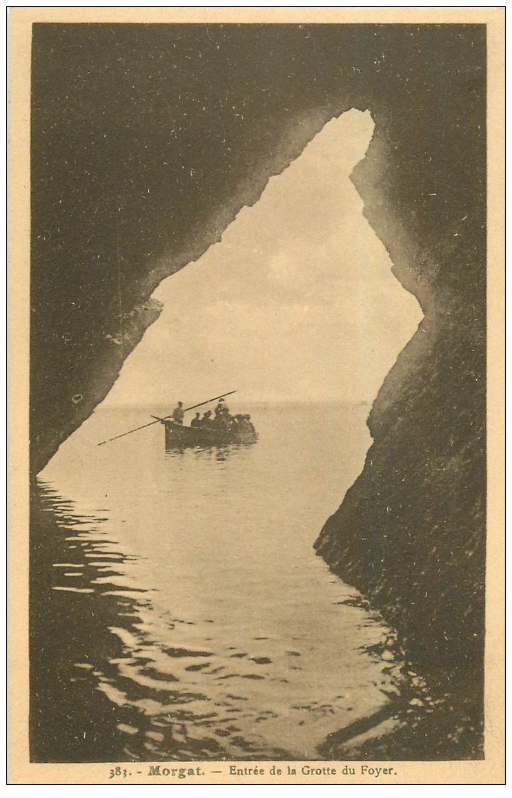 carte postale ancienne 29 MORGAT. Visiteurs Grotte du Foyer