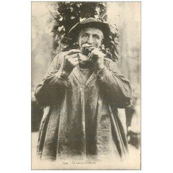 carte postale ancienne 29 PAYSAN FUMANT SA PIPE. La bonne bouffarde