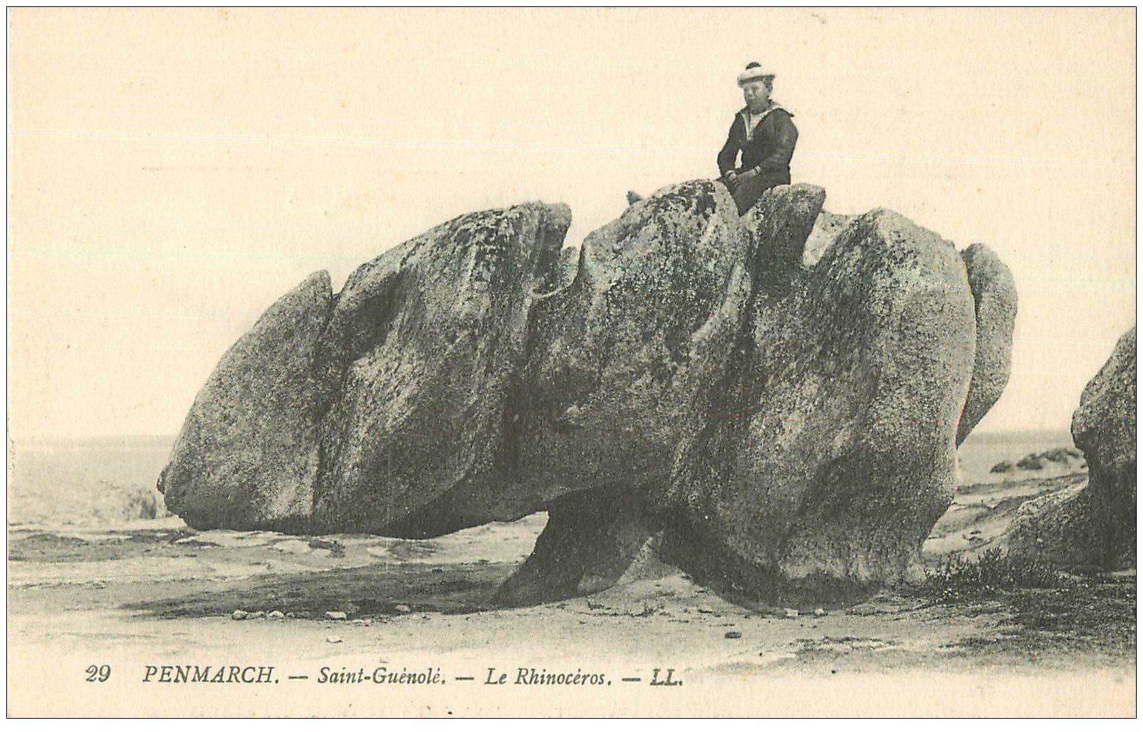 carte postale ancienne 29 PENMARCH. Marin sur le Rhinocéros Saint-Guénolé