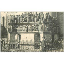 carte postale ancienne 29 PLOUGASTEL-DAOULAS. Détail du Calvaire avec Garçon