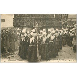 29 PLOUGASTEL-DAOULAS. Procession. Femmes mariées portent la Vénérée Sainte-Anne