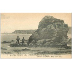 carte postale ancienne 29 POINTE DU RAZ. Baie des Trépassés avec Gamins