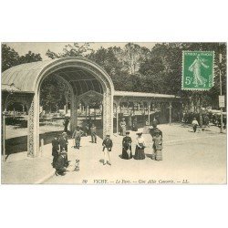 carte postale ancienne 03 VICHY. Parc Allée couverte 1913 avec chien