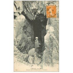 carte postale ancienne 29 PRIMEL. Visiteuse Grotte de la Crevasse 1922