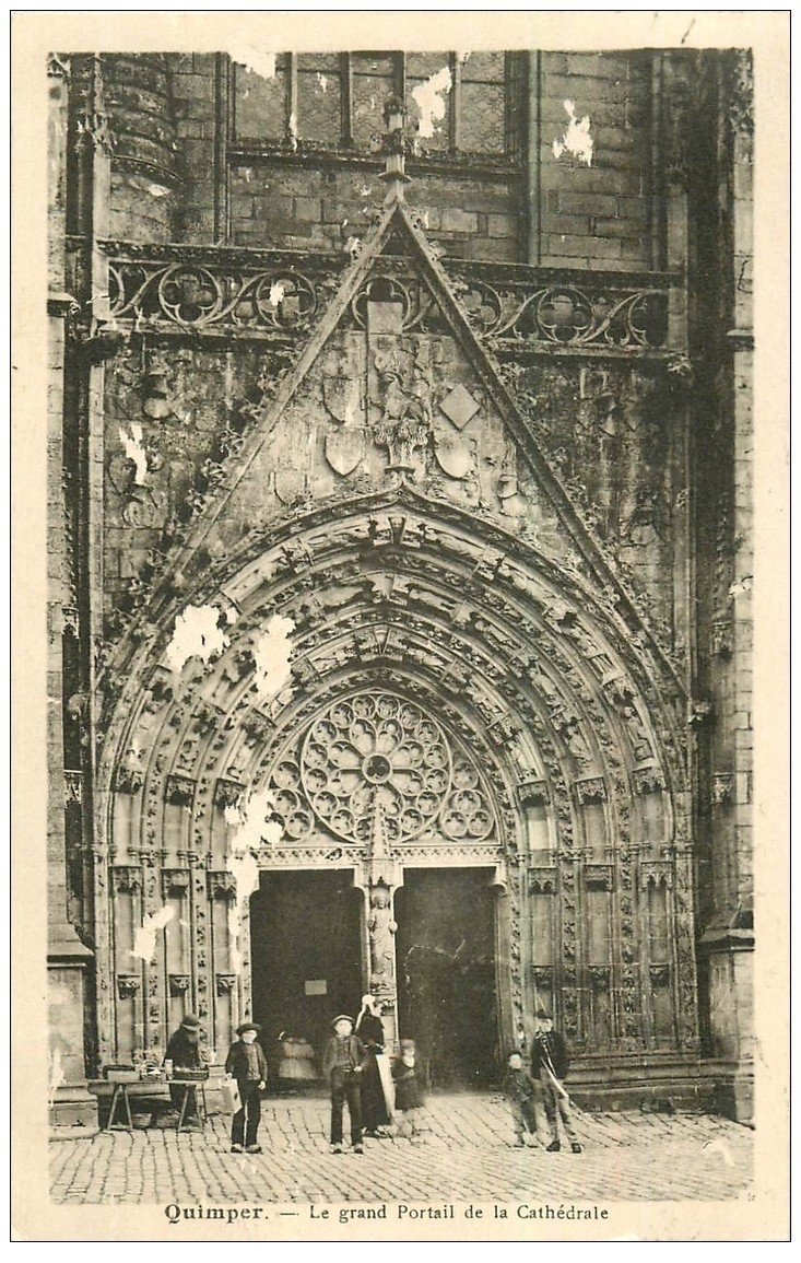 carte postale ancienne 29 QUIMPER. Portail Cathédrale 1943. Qq blancs