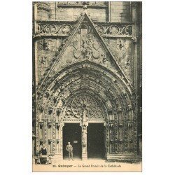 carte postale ancienne 29 QUIMPER. Portail Cathédrale vendeuse de fleurs