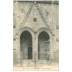 carte postale ancienne 29 QUIMPER. Porte Cathédrale femme assise