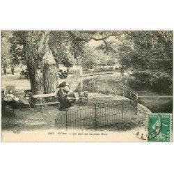 carte postale ancienne 03 VICHY. Parc Femmes assises sous un arbre 1916