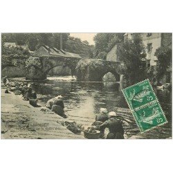 carte postale ancienne 29 QUIMPERLE. Lavandières et Pont Fleuri 1912