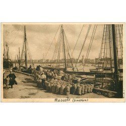 carte postale ancienne 29 ROSCOFF. Déchargement des Oignons au Port 1931