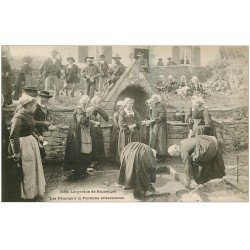 carte postale ancienne 29 RUMENGOL. Le Pardon. Pélerins Fontaine miraculeuse
