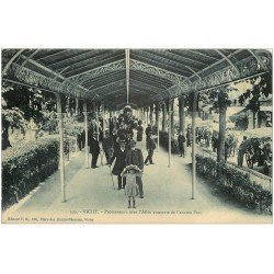 carte postale ancienne 03 VICHY. Parc Galeries couvertes promeneurs 1912