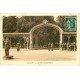 carte postale ancienne 03 VICHY. Parc Porte Monumentale avec Agent de la circulation