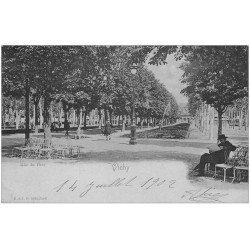 carte postale ancienne 03 VICHY. Parc. L'Allée 1902. Carte bleutée...