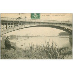 carte postale ancienne 03 VICHY. Pêcheur sur l'Allier 1912