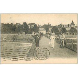 carte postale ancienne 03 VICHY. Pêcheurs sur la Passerelle 1922