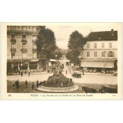 carte postale ancienne 03 VICHY. Place de la Gare et Rue de Paris. Carte impeccable et vierge