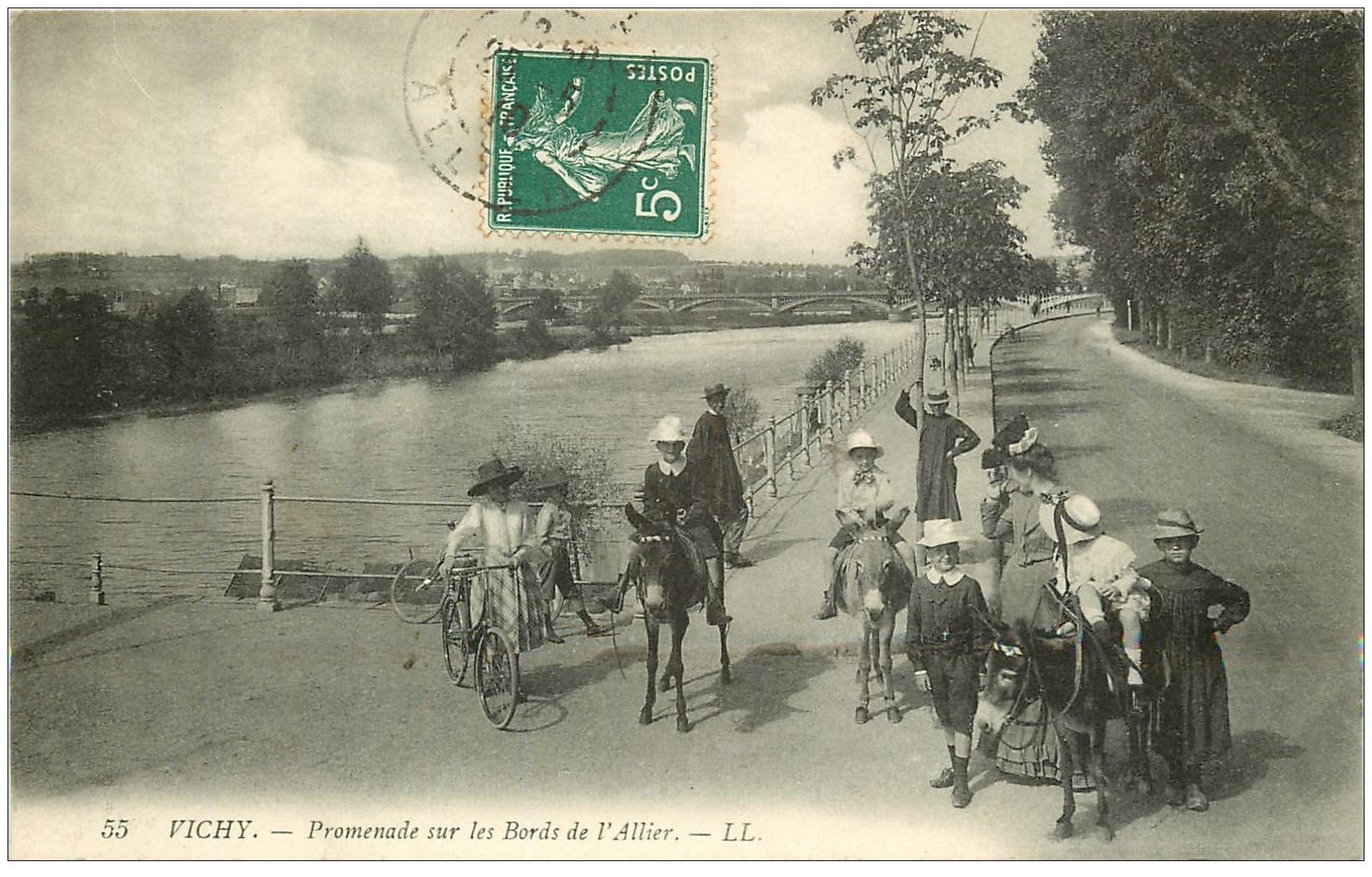 03 VICHY. Promenade sur ânes Bords de l'Allier 1910