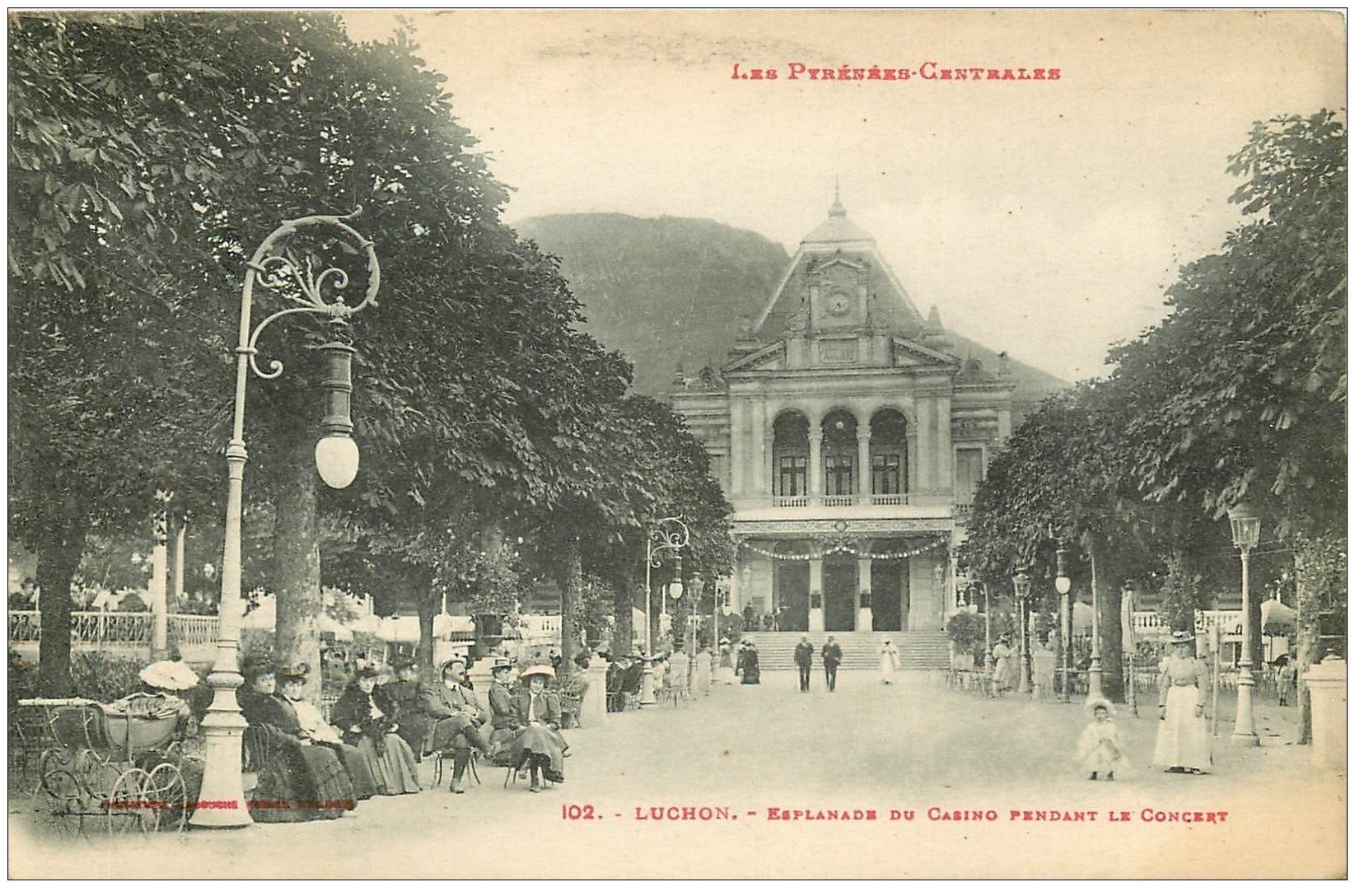 carte postale ancienne 31 LUCHON. Concert Esplanade du Casino 1919