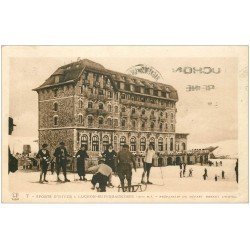 carte postale ancienne 31 LUCHON. Skieurs devant l'Hôtel et luge 1936. Expédiée à la Veuve Cheval