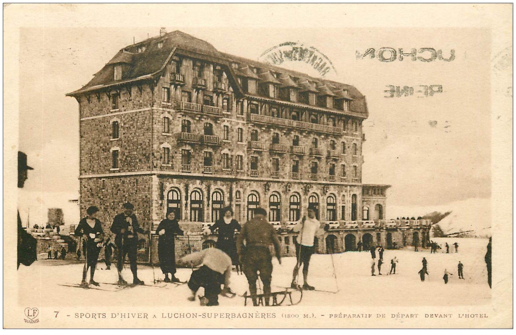 carte postale ancienne 31 LUCHON. Skieurs devant l'Hôtel et luge 1936. Expédiée à la Veuve Cheval