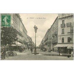 carte postale ancienne 03 VICHY. Rue de Paris 1914 avec Nettoyeur de Rues