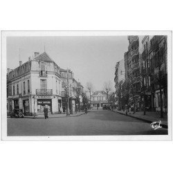 carte postale ancienne 03 VICHY. Rue de Paris 1949. Bureau Le Patriote ""Front National"" et magasin Singer à côté