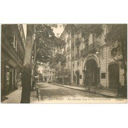 carte postale ancienne 03 VICHY. Rue Foch. Hôtel International