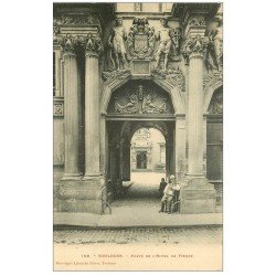 carte postale ancienne 31 TOULOUSE. Porte Hôtel de Pierre et Concierge assis