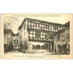 01 PEROUGES. Hostellerie rue des Princes Place de la Halle