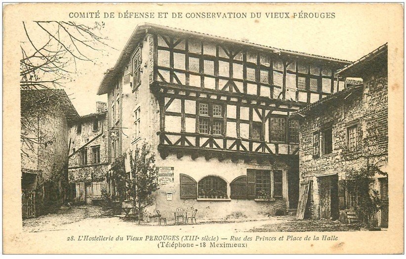 01 PEROUGES. Hostellerie rue des Princes Place de la Halle