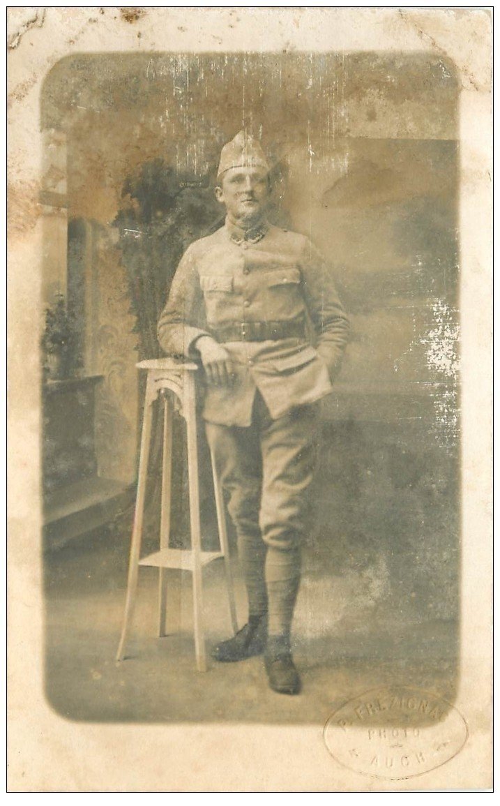 32 AUCH Tampon incrusté du Photographe Frezignac. Un Militaire. Carte Photo rare