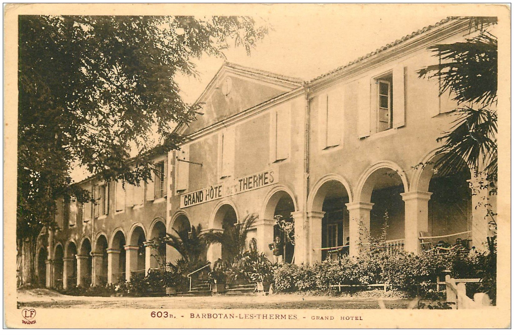 32 BARBOTAN. Grand Hôtel des Thermes petite animation