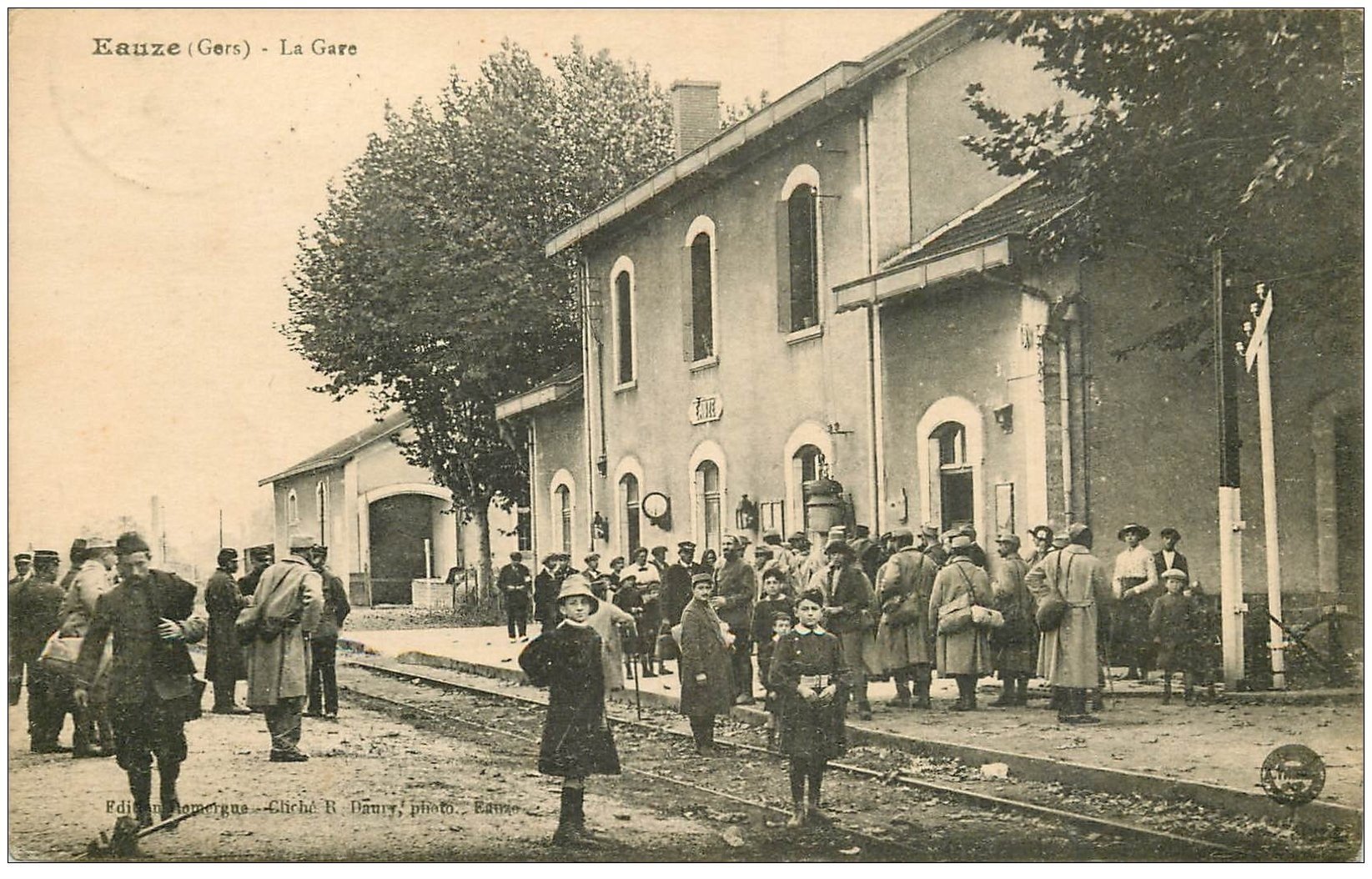carte postale ancienne 32 EAUZE. La Gare Voyageurs et Militaires 1918