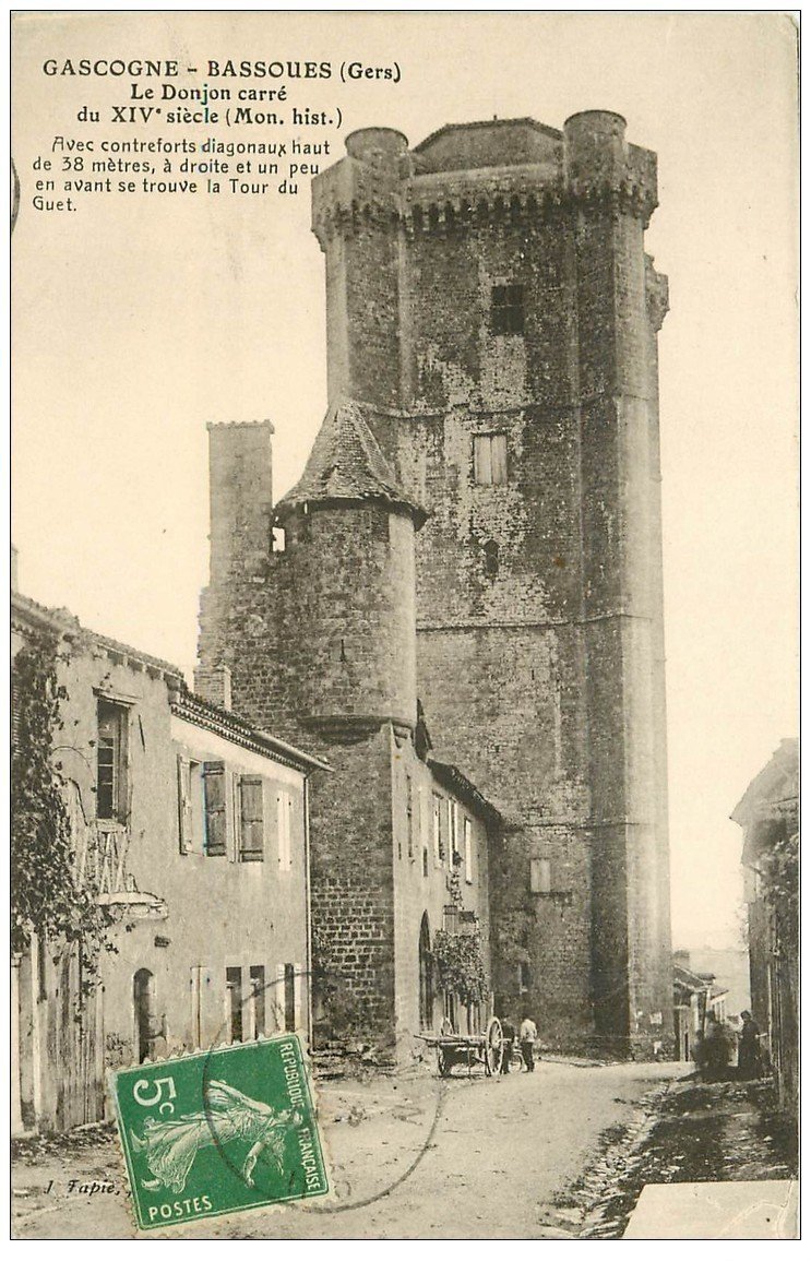 32 GASCOGNE-BASSOUES. Donjon carré 1913 petite animation