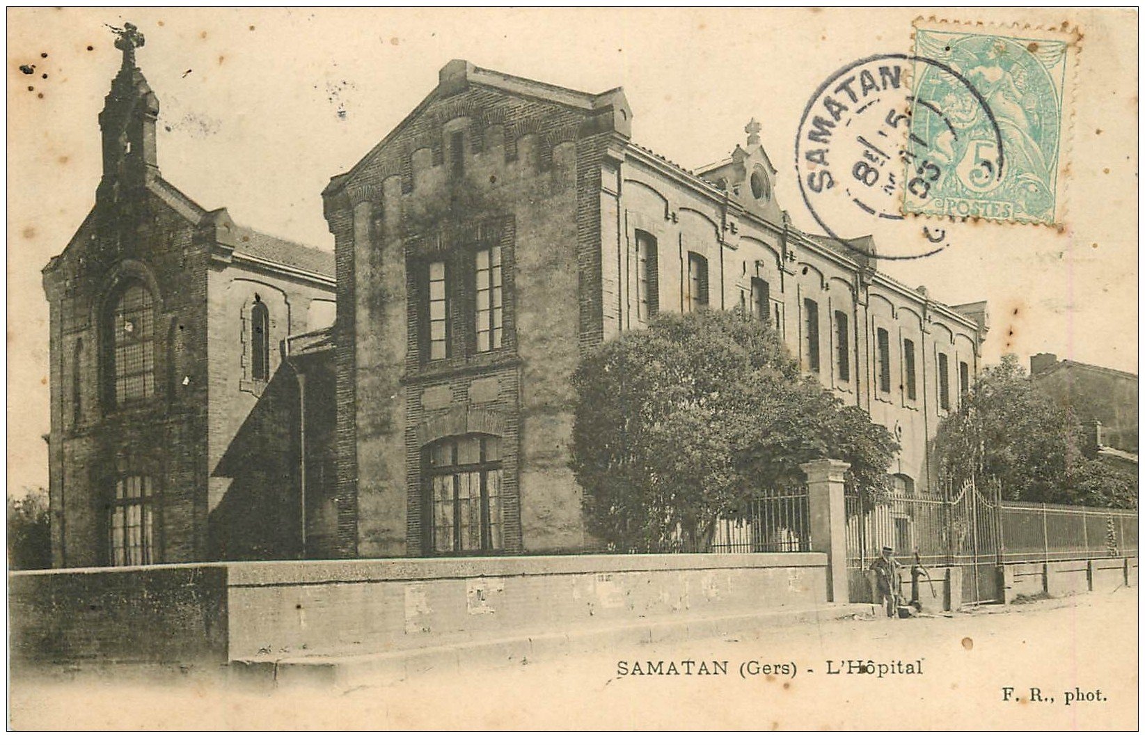 32 SAMATAN. L'Hôpital 1903 personnage côté de la fontaine