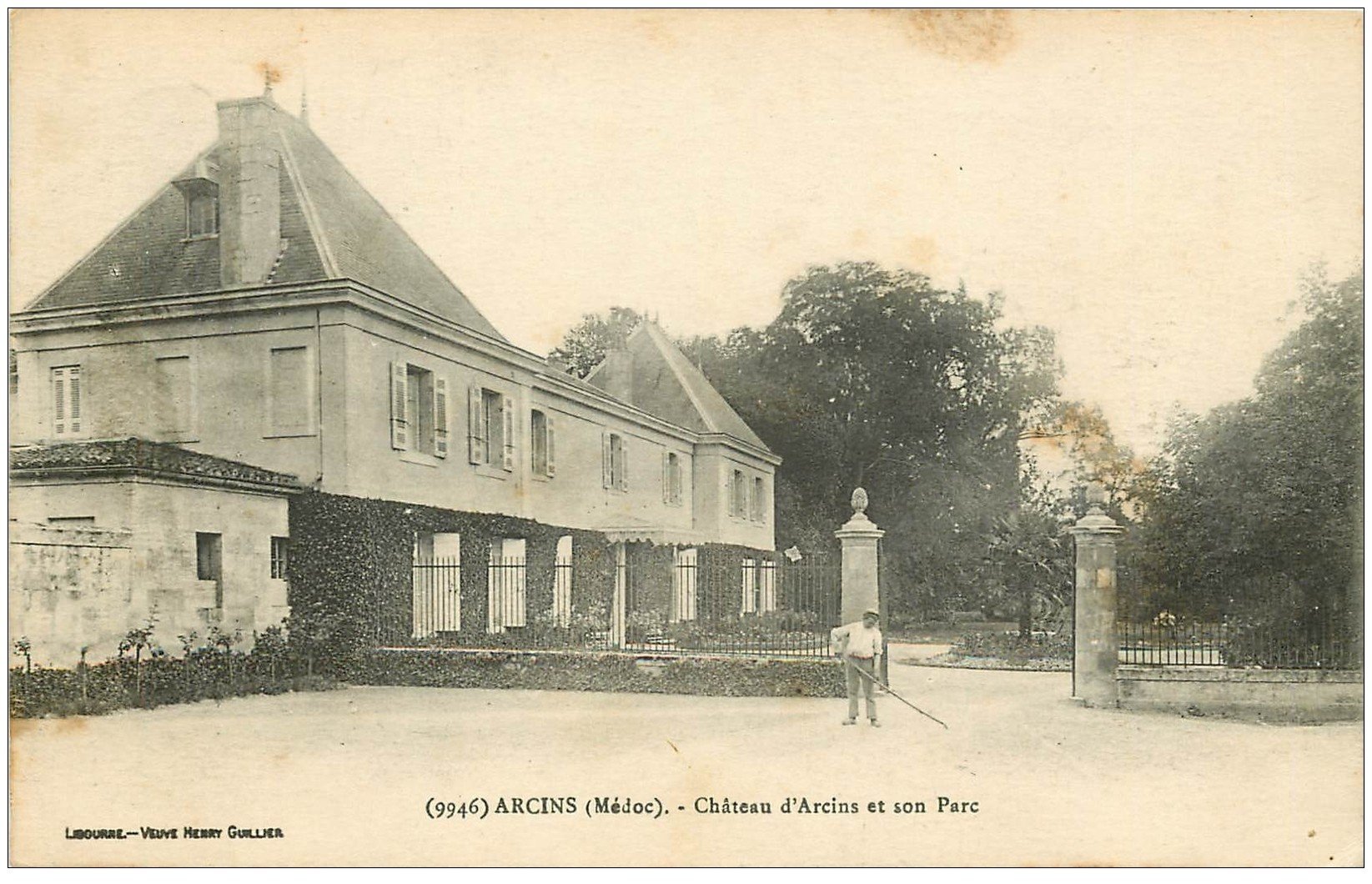 carte postale ancienne 33 ARCINS. Jardinier Parc du Château 1918