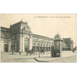 carte postale ancienne 33 BORDEAUX. Gare Saint-Jean arrivée. Colonne Morice à journaux