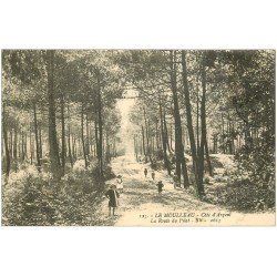 carte postale ancienne 33 LE MOULEAU. Route du Pilat bien animée 1912