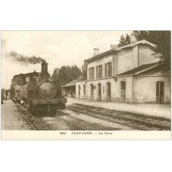 carte postale ancienne 33 LESPARRE. Locomotive dans la Gare