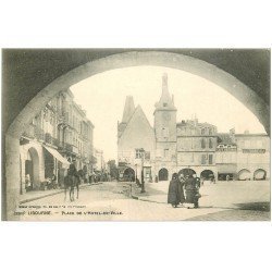 carte postale ancienne 33 LIBOURNE. Place Hôtel de Ville avec cavalier