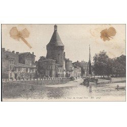 33 LIBOURNE. Quai Souchet Tour Grand Port. Véritable trèfle à quatre feuilles séché et collé. Enfin, ce qu'il en reste..