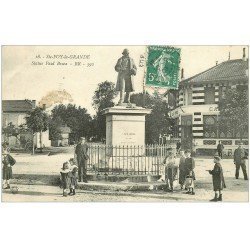 carte postale ancienne 33 SAINT-FOY-LA-GRANDE. Statue Paul Broca 1909 et Café