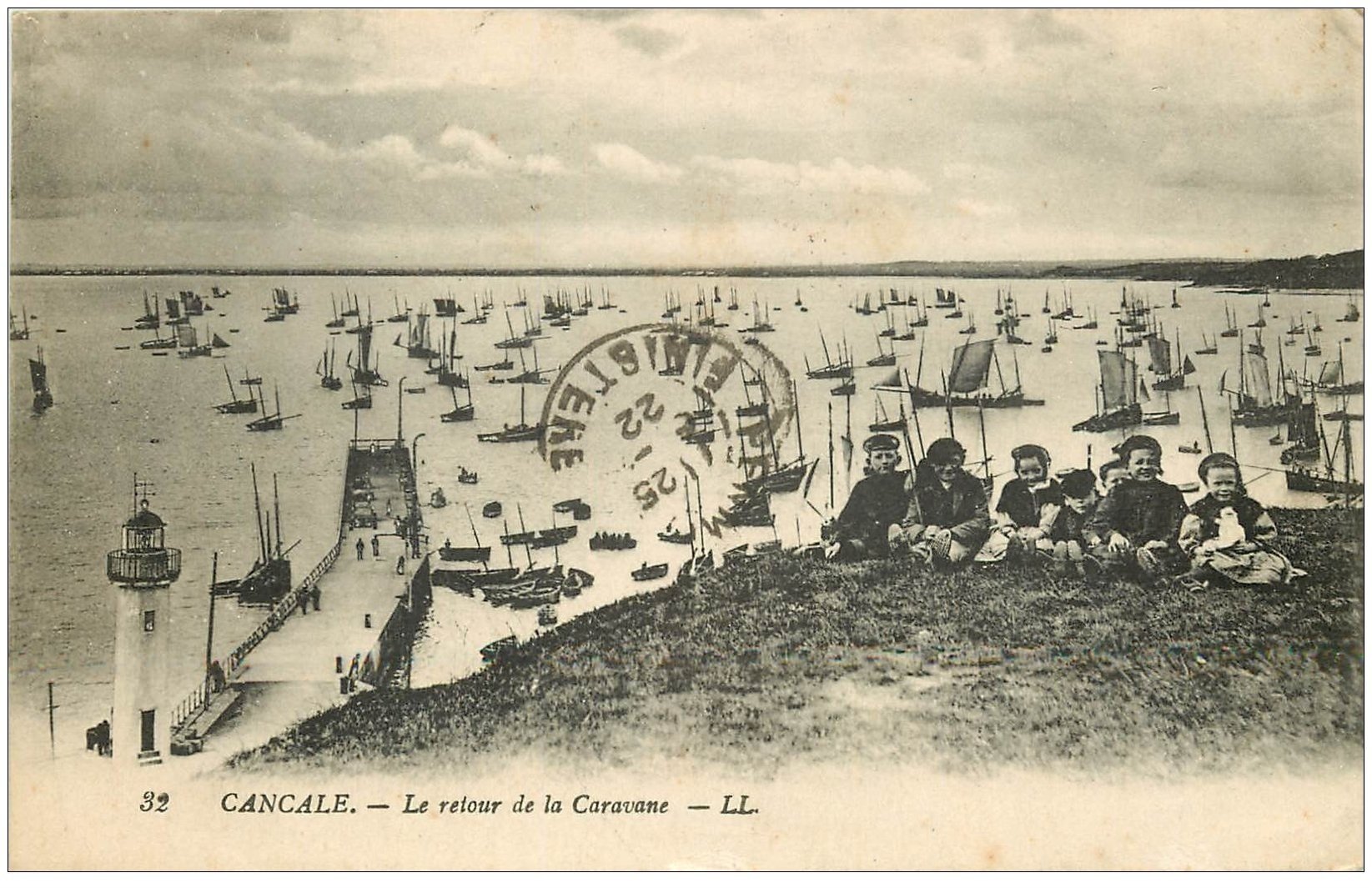 35 CANCALE. Retour de la Caravane 1922 avec gamins assis...