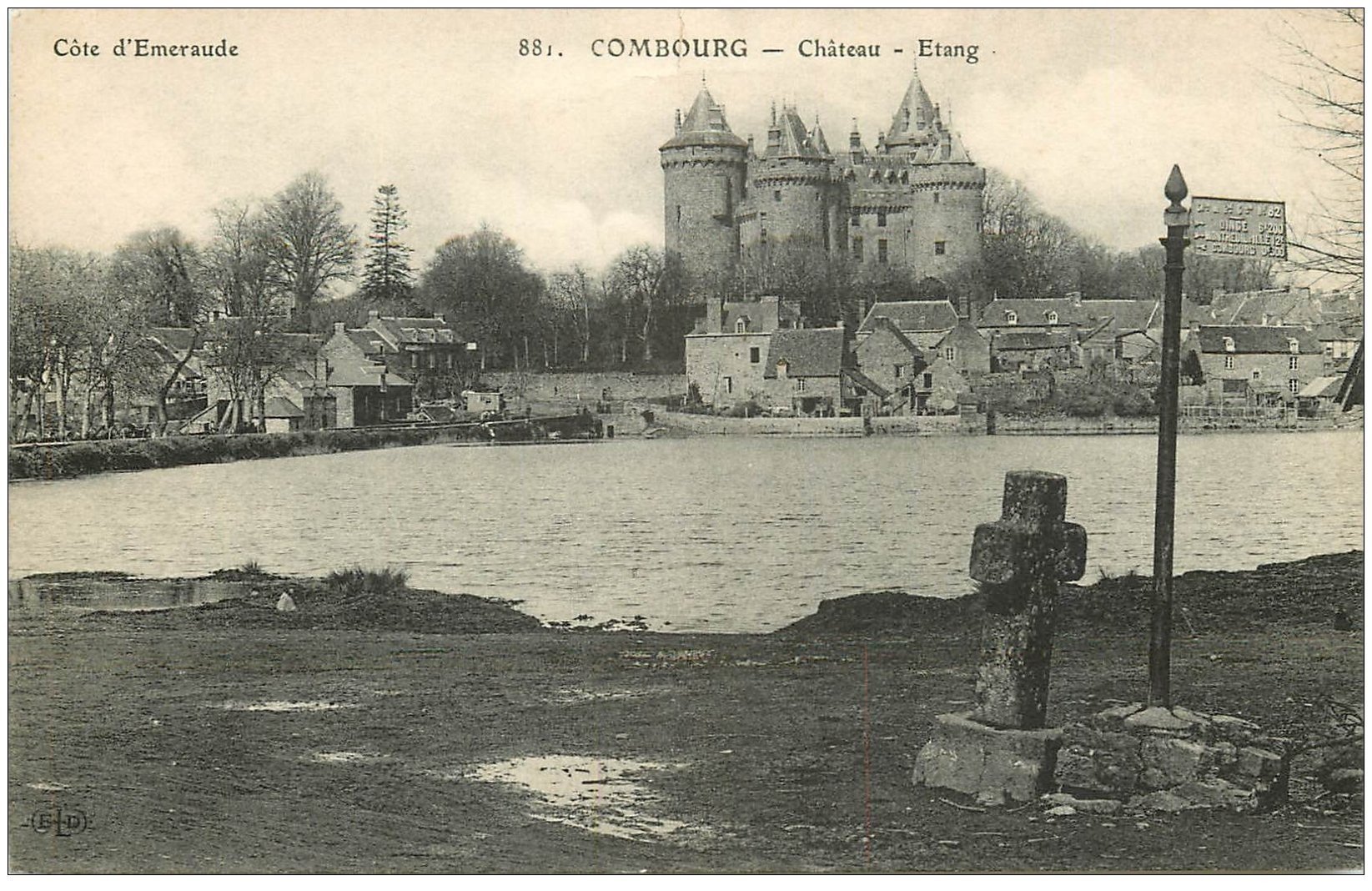 carte postale ancienne 35 COMBOURG. Château Etang 881 (fine coupure 1cm)