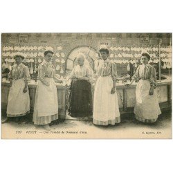 carte postale ancienne 03 VICHY. Une Famille de Donneuse d'eau