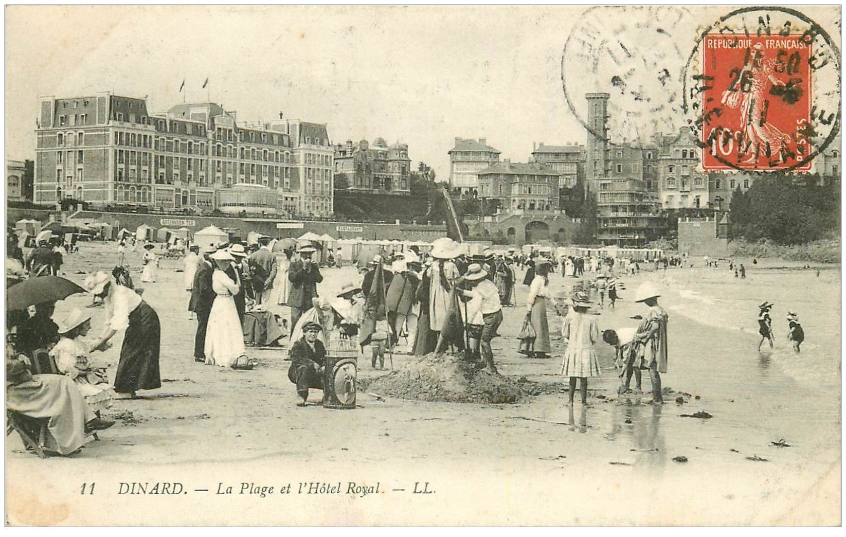 carte postale ancienne 35 DINARD. Plage Hôtel Riyal 1911. Jeune vendeur ambulant