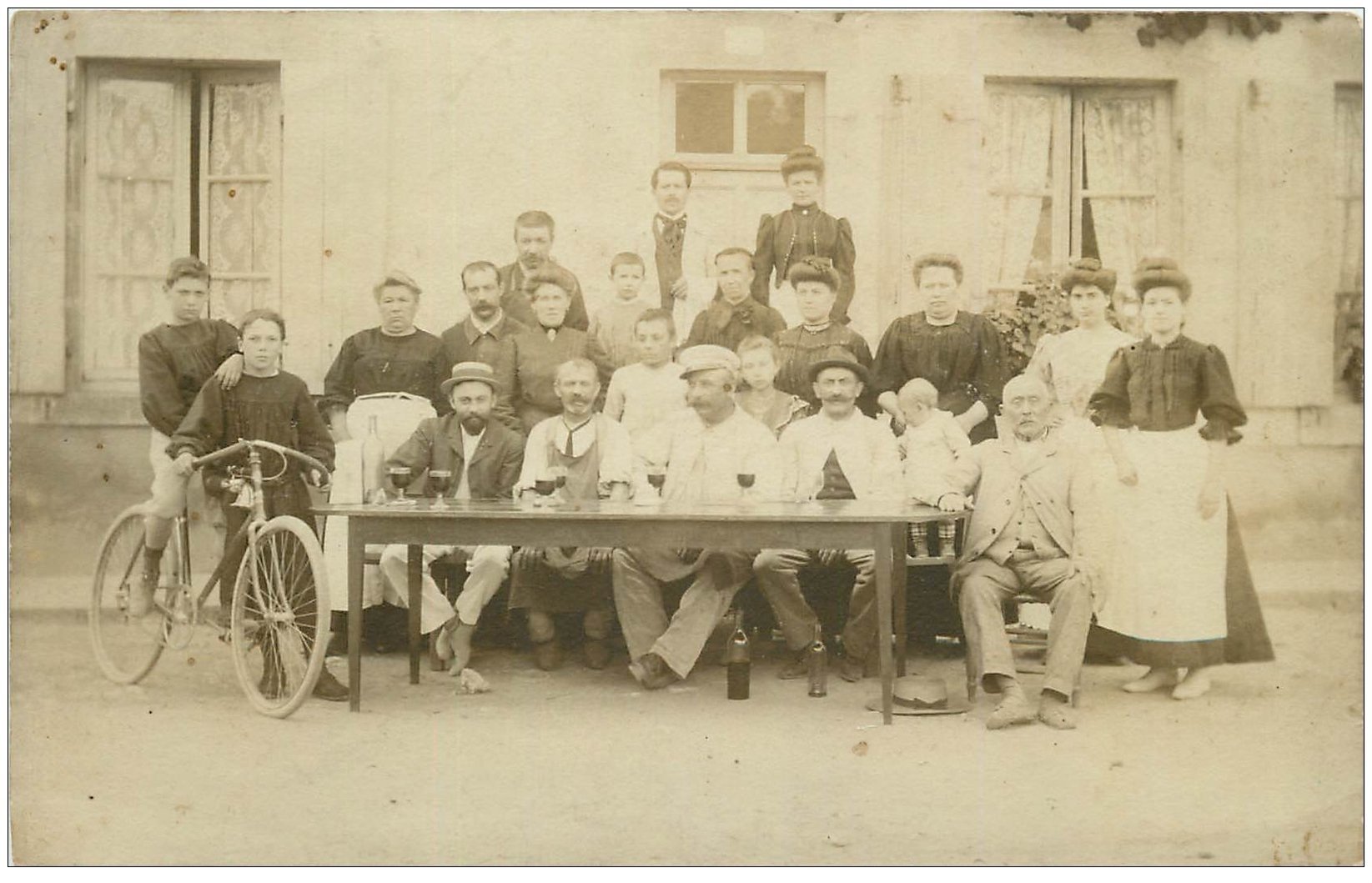 RARE 03 AINAY-LE-CHATEAU ou AIGNAY. Un repas de Famille vers 1900